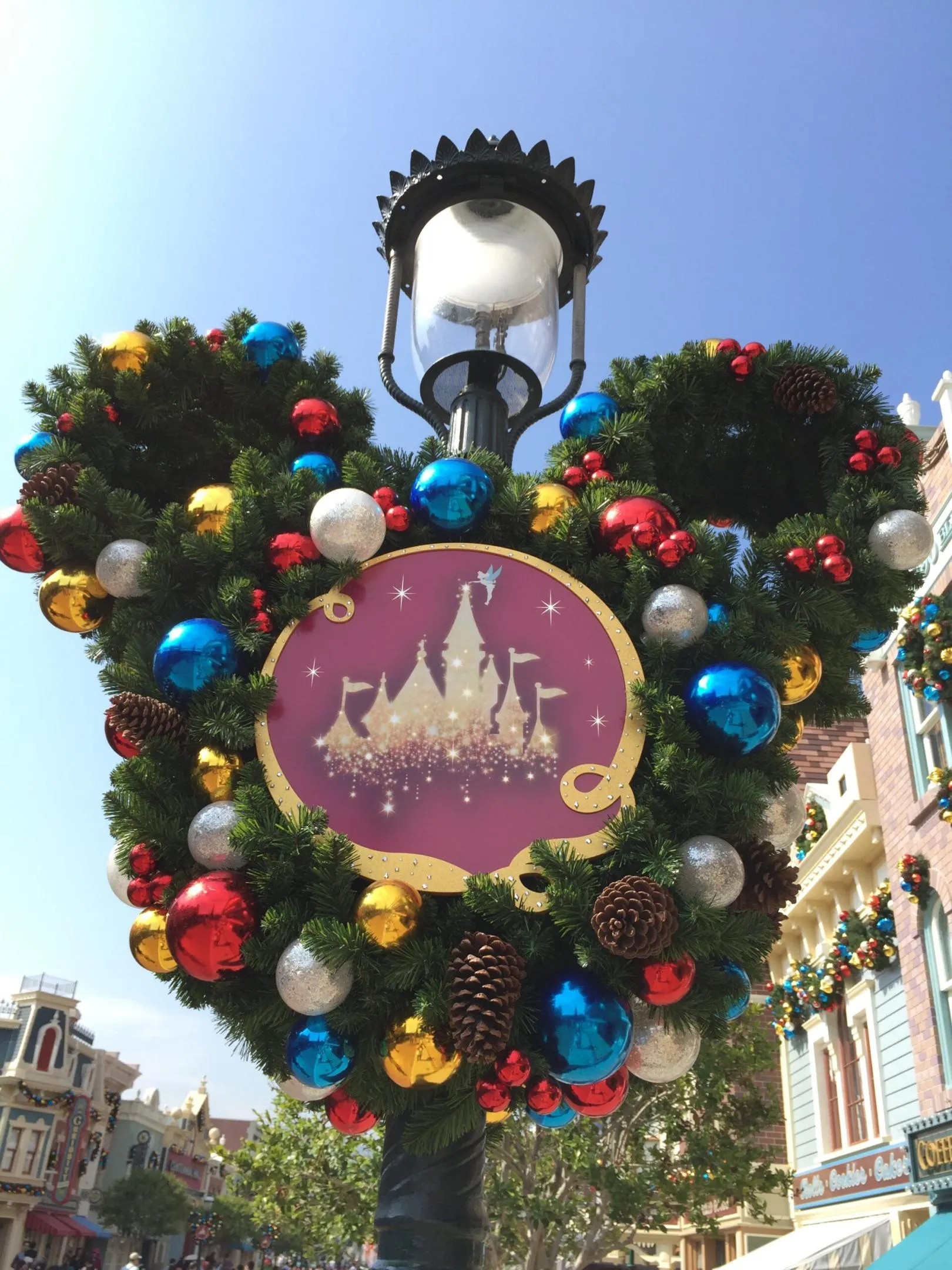 Couronne décorative à Disneyland Paris avec illustration du château et ornements colorés
