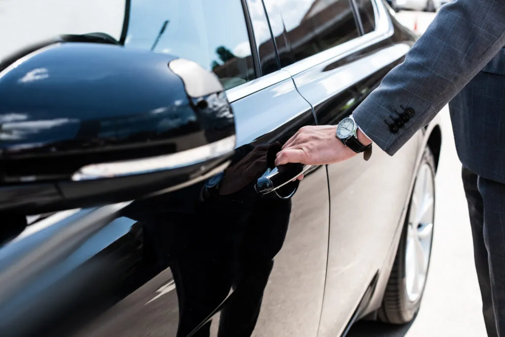 Chauffeur privé VTC en costume à Paris — M.N.G.T Driver
