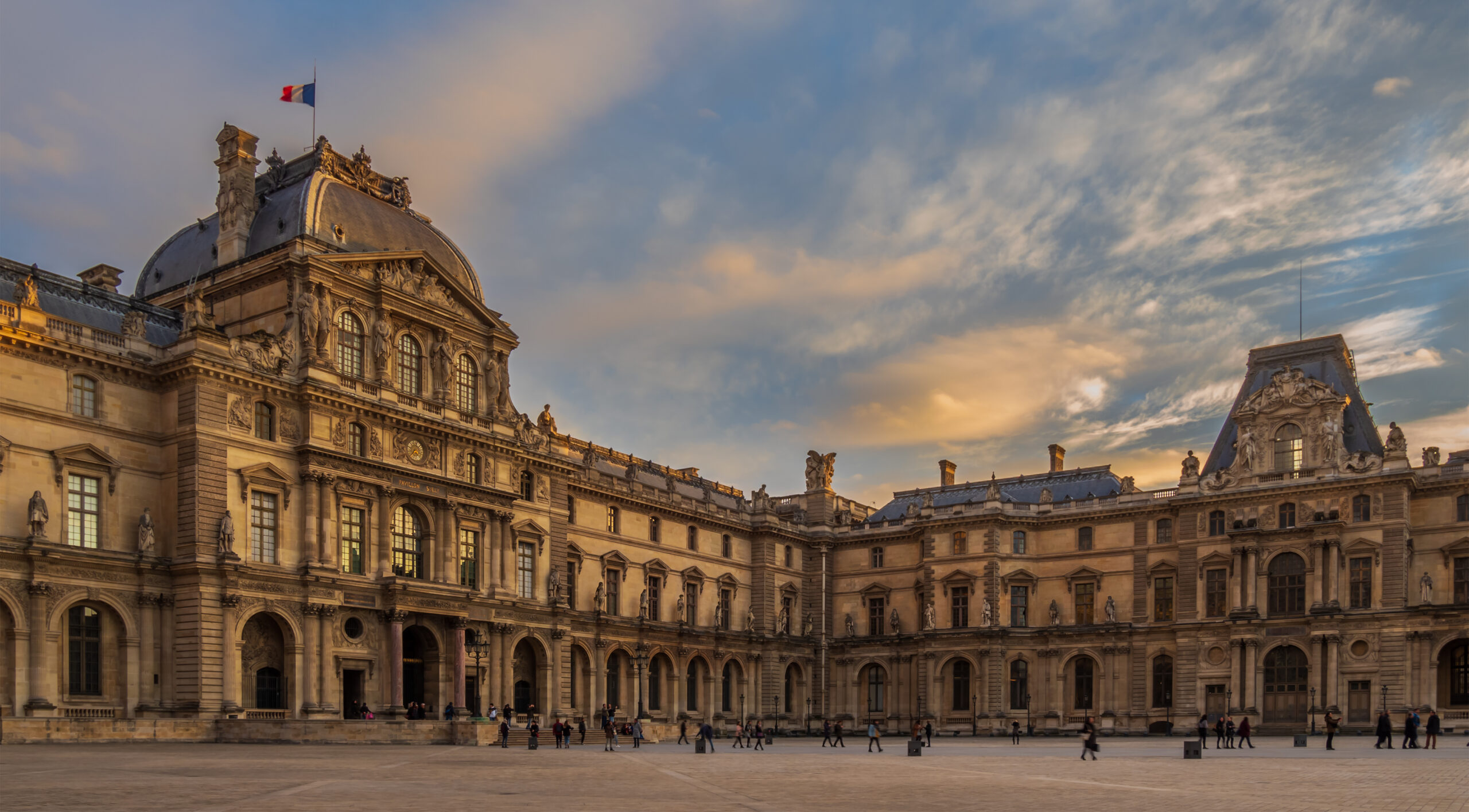 Cour du musée du château de Versailles avec architecture historique au coucher du soleil