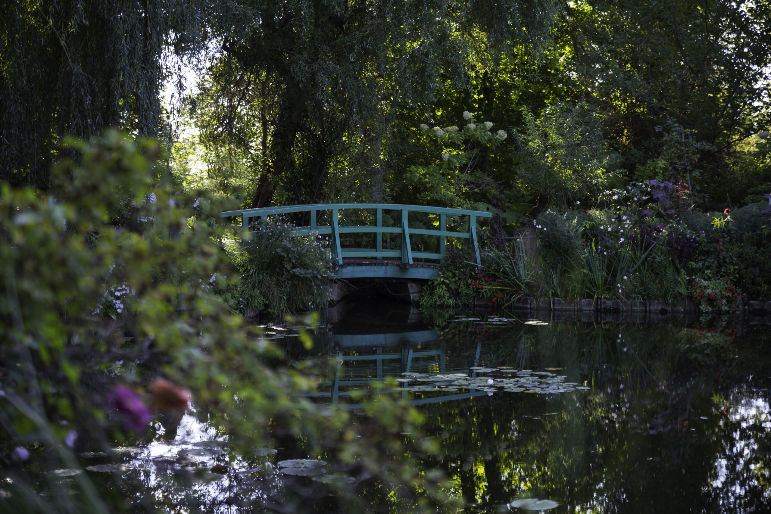 Jardin de Claude Monet à Giverny avec pont japonais au-dessus d'un étang"