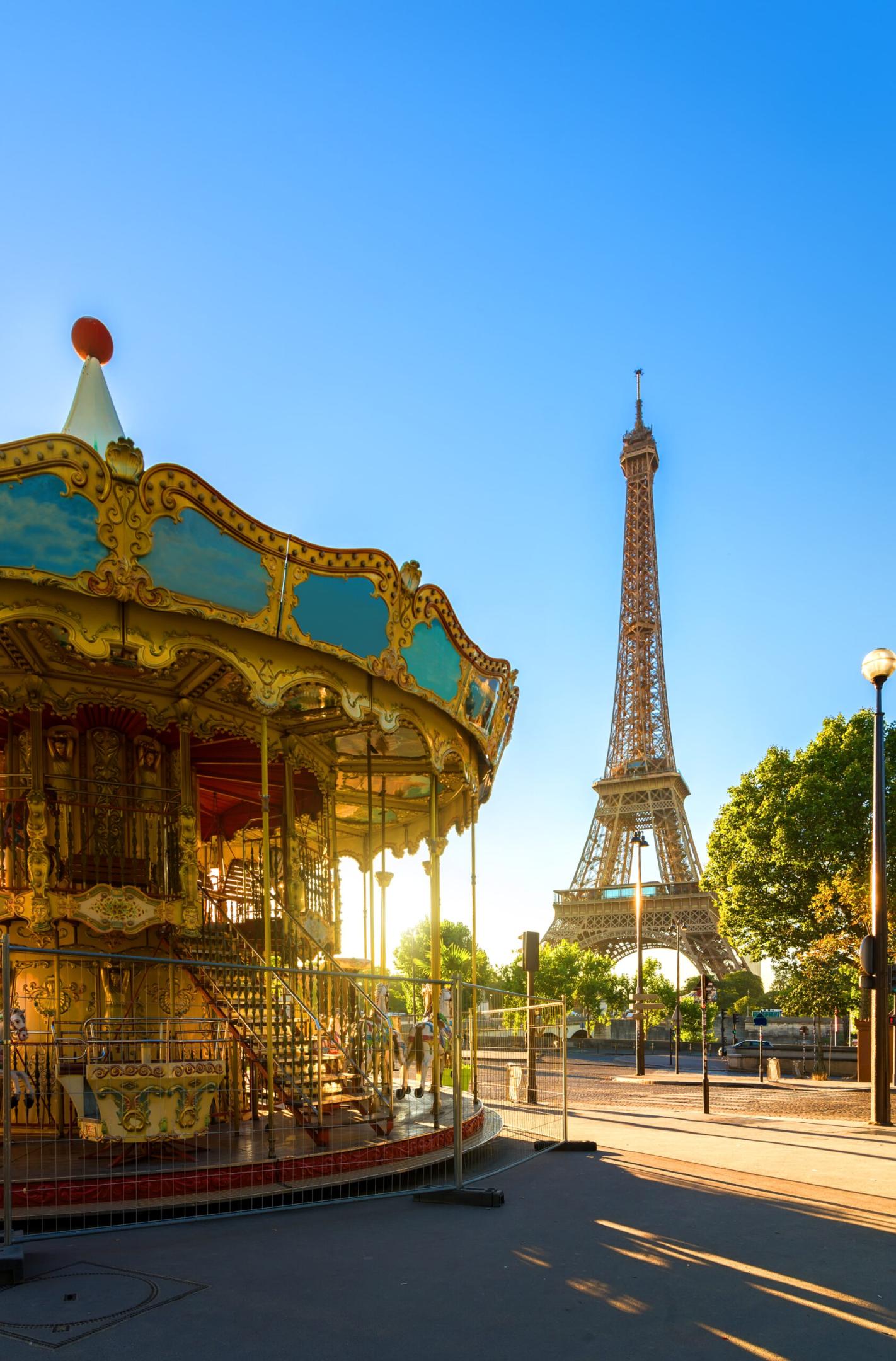 visite touristique à Paris près de la tour Eiffel et d’un carrousel